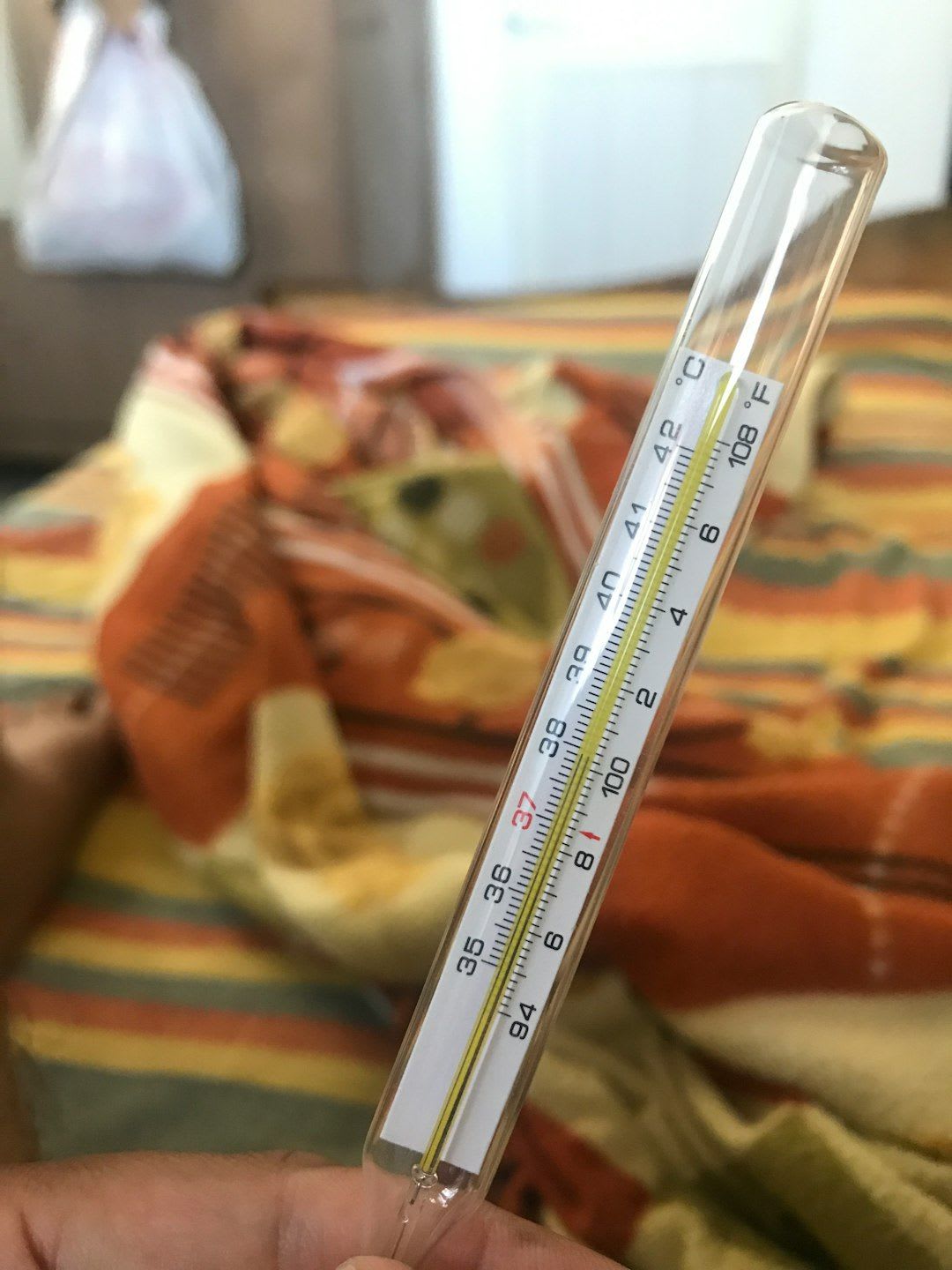 Fieberthermometer auf einer weichen Baumwolldecke zur schnellen Temperaturkontrolle bei einem plötzlichen Notfall. | Foto: Universal Kalakar