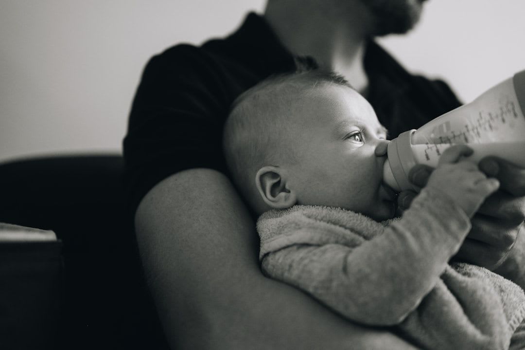 Nach dem Babyflasche sterilisieren: Flaschen und Zubehör trocknen auf einem Abtropfgestell in einer sauberen Küche. | Foto: serjan midili