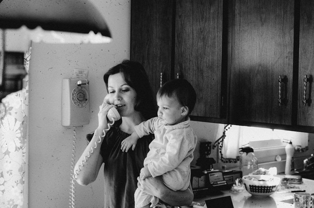 Optimale Nutzung von Babyphones 2/3: Die mobile Elterneinheit steht für die Überwachung des leeren Zimmers auf dem Küchentisch. | Foto: Annie Spratt