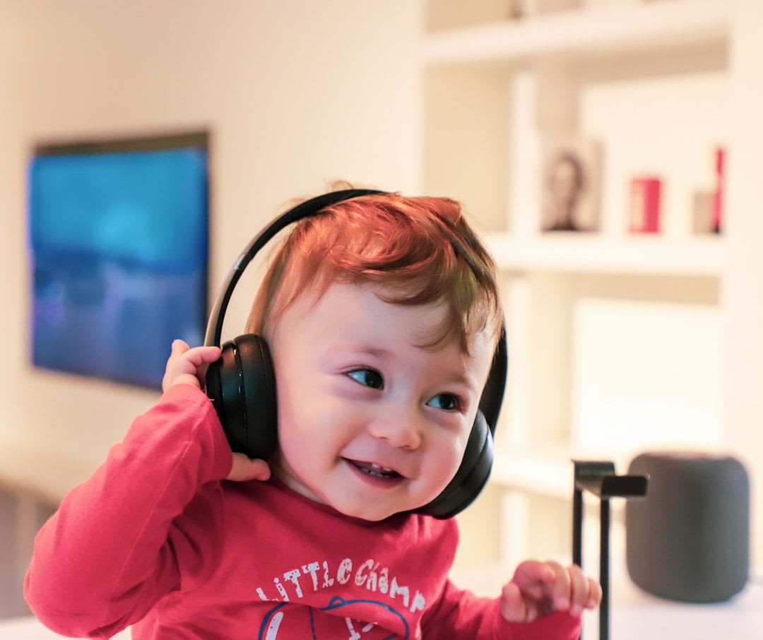 Vergleich der Funktechnologien für Babyphones: Ein DECT-Modell und ein WLAN-Videomonitor stehen direkt nebeneinander. | Foto: Alireza Attari