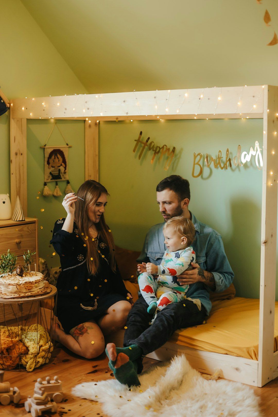 Hochwertiges Gitterbett in einem ruhigen Kinderzimmer bei Nacht als optimale Schlafumgebung zum Babyschlafprobleme lösen. | Foto: Natali Hordiiuk