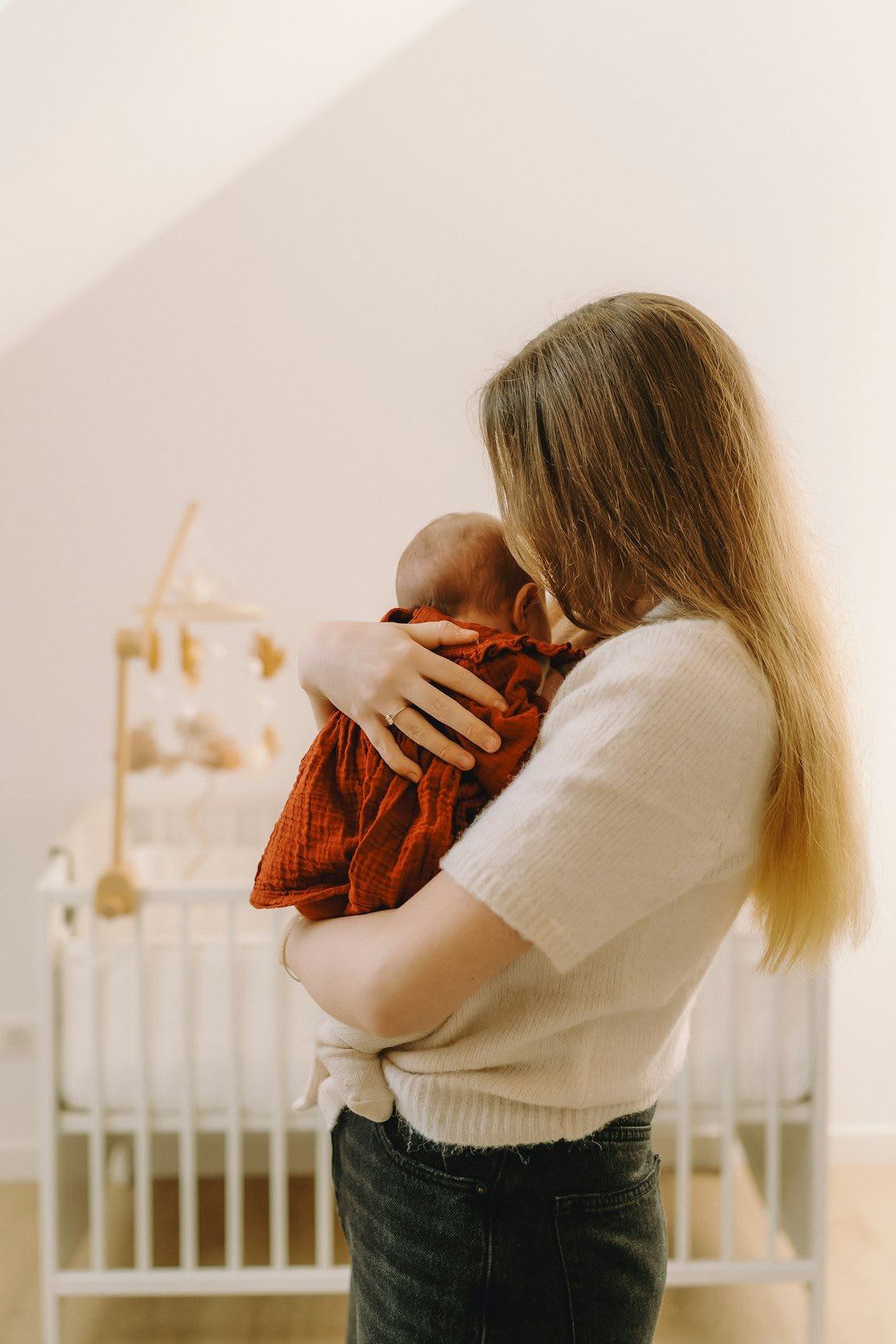 Der breite Steg einer Babytrage für Neugeborene, der die korrekte und gesunde Haltung von Kniekehle zu Kniekehle sicherstellt. | Foto: Jametlene Reskp