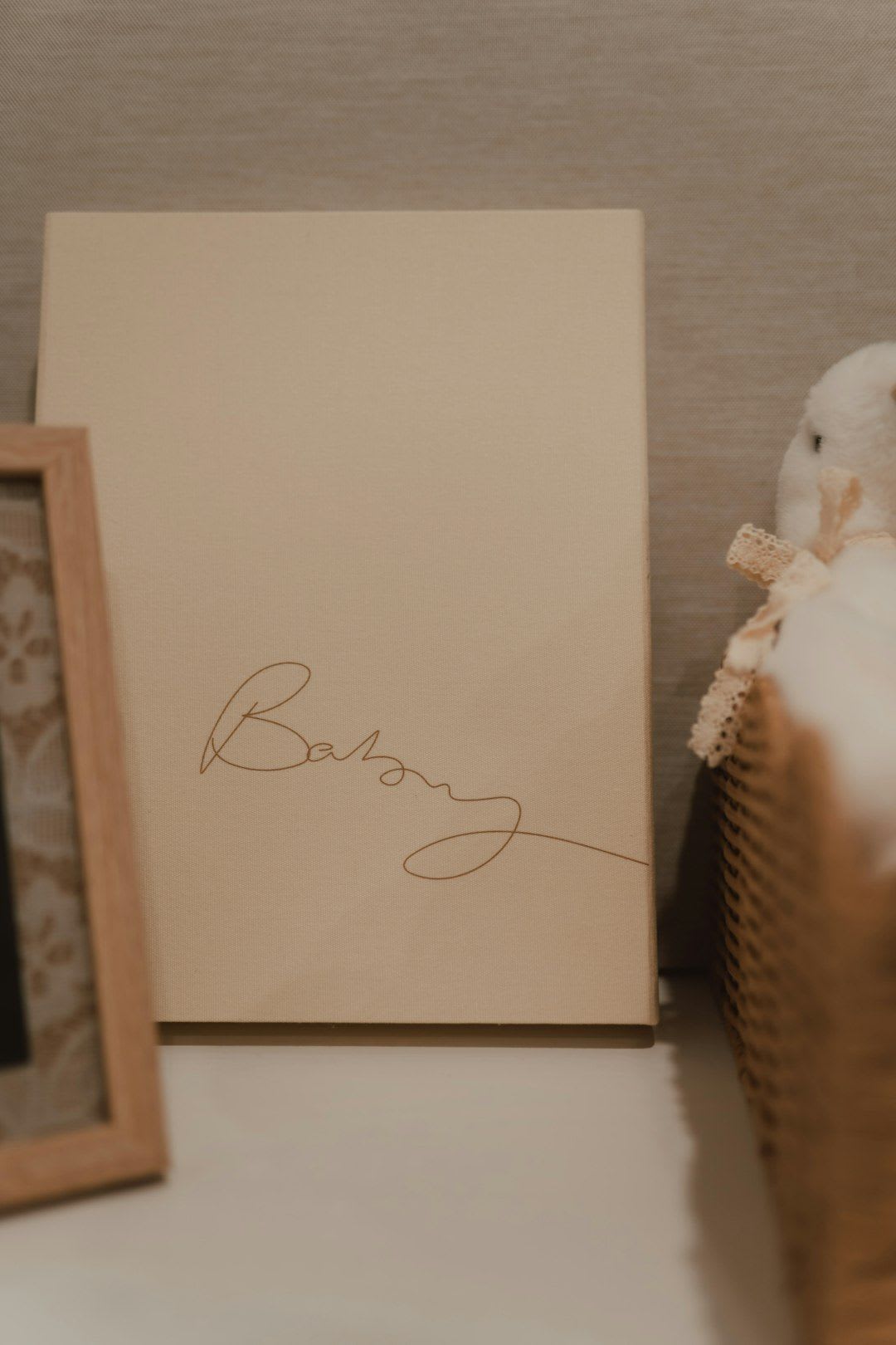 Nahaufnahme der verschiedenen Materialien für ein Babytragetuch, wie Bio-Baumwolle, die für Neugeborene ab Geburt geeignet sind. | Foto: Grace Anne Bobadilla