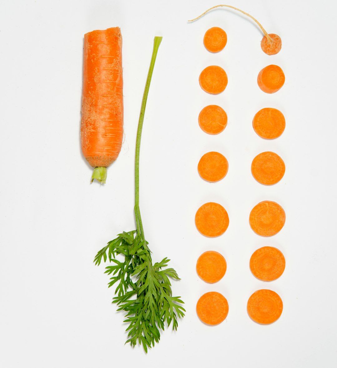 Fingerfood wie gekochte Karotten auf dem Tablett eines Hochstuhls, zur Förderung der Motorik bei der Beikost ab 4 Monaten. | Foto: RoonZ nl