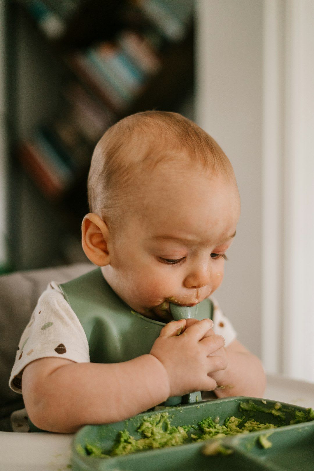 Beikost Rezepte für Baby-led Weaning (BLW): Weich gekochte Gemüsesticks und Avocadostücke auf einem Silikonteller. | Foto: Toa Heftiba