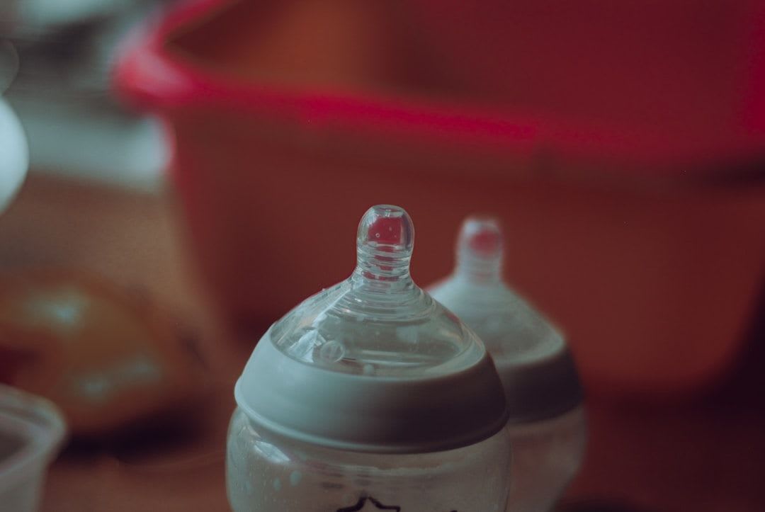 Frisch sterilisierte Glasflaschen für Saft stehen dampfend auf einer sauberen Küchentheke, bereit zum Abfüllen. | Foto: Jaye Haych