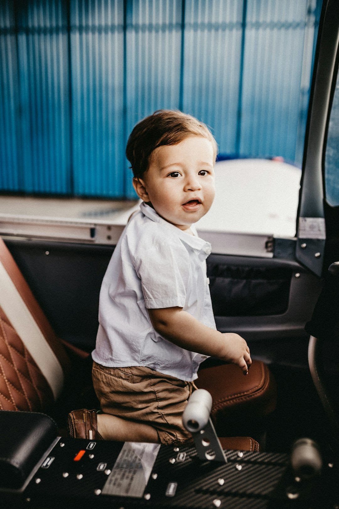 Beispiel 1 um Isofix im Auto zu erkennen: Ein runder Knopf mit Symbol direkt auf dem Sitzpolster. | Foto: Jonathan Borba