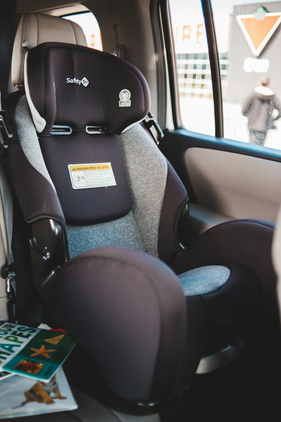 Beispiel 2 um Isofix im Auto zu erkennen: Ein kleines Stoffetikett in der Sitzritze. | Foto: Erik Mclean