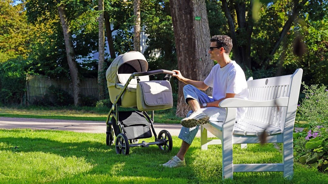 Zusammenfassung zum Test: Ein Kinderwagen für Kopfsteinpflaster mit Luftreifen beweist seinen Fahrkomfort auf unebenem Untergrund. | Foto: Frederik Rosar