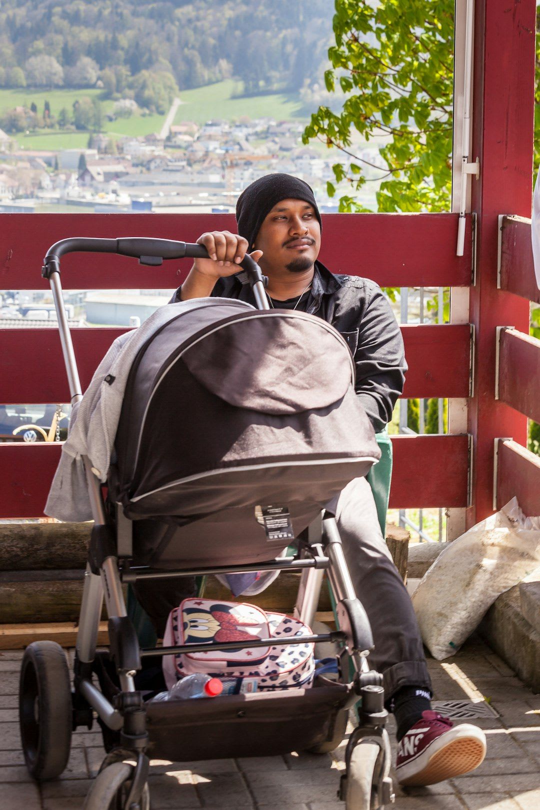 Ein leichter Kinderwagen für schmale Türen, kompakt zusammengeklappt in einem engen Flur, was sein kleines Faltmaß unterstreicht. | Foto: Sysoda Chau