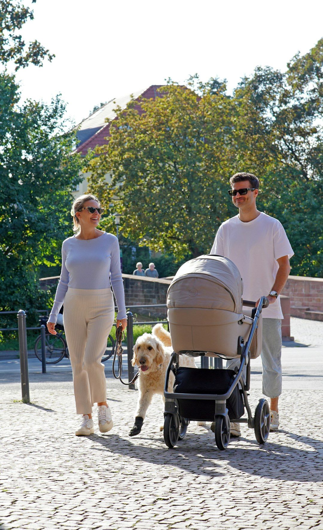 Leichter Kinderwagen unter 8 kg in flacher Liegeposition mit vollständig ausgeklapptem Sonnenverdeck im hellen Raum | Foto: Frederik Rosar