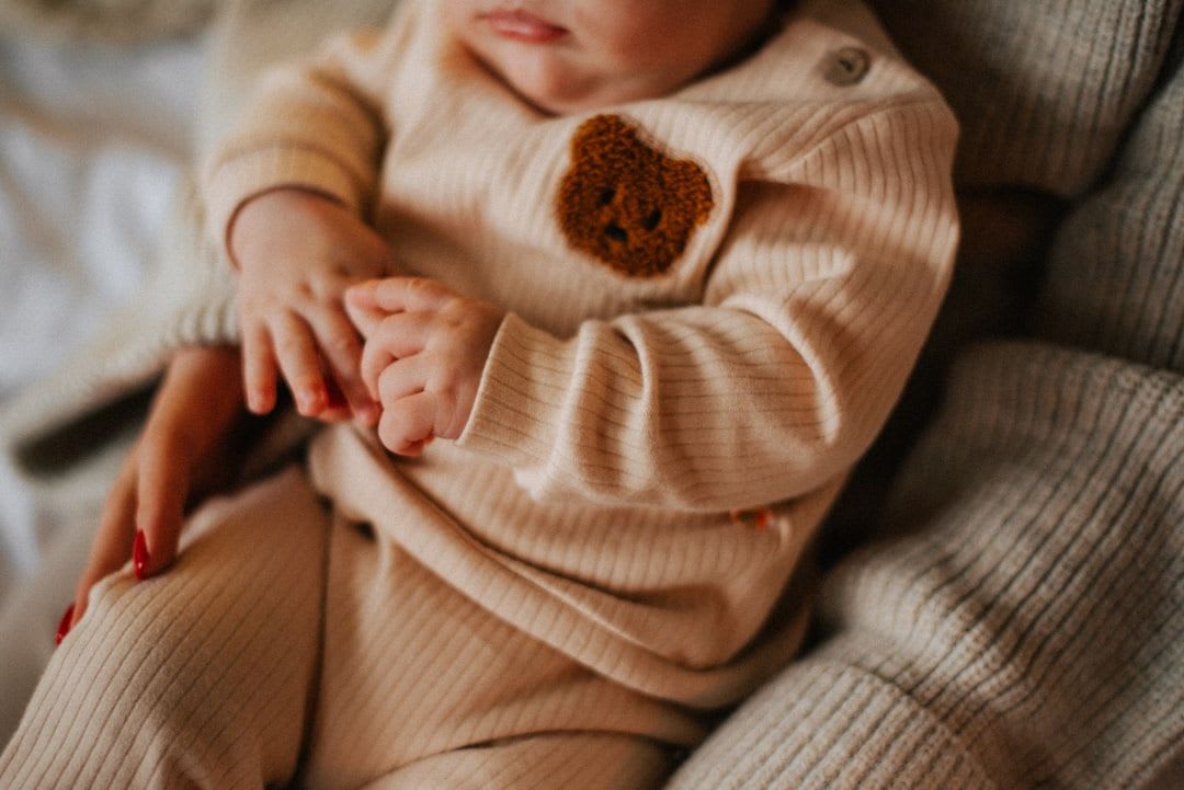 Nahaufnahme einer zarten Stofftextur als Symbol für die Haut, ein wichtiges Reifezeichen bei einem Neugeborenen. | Foto: Kateryna Hliznitsova