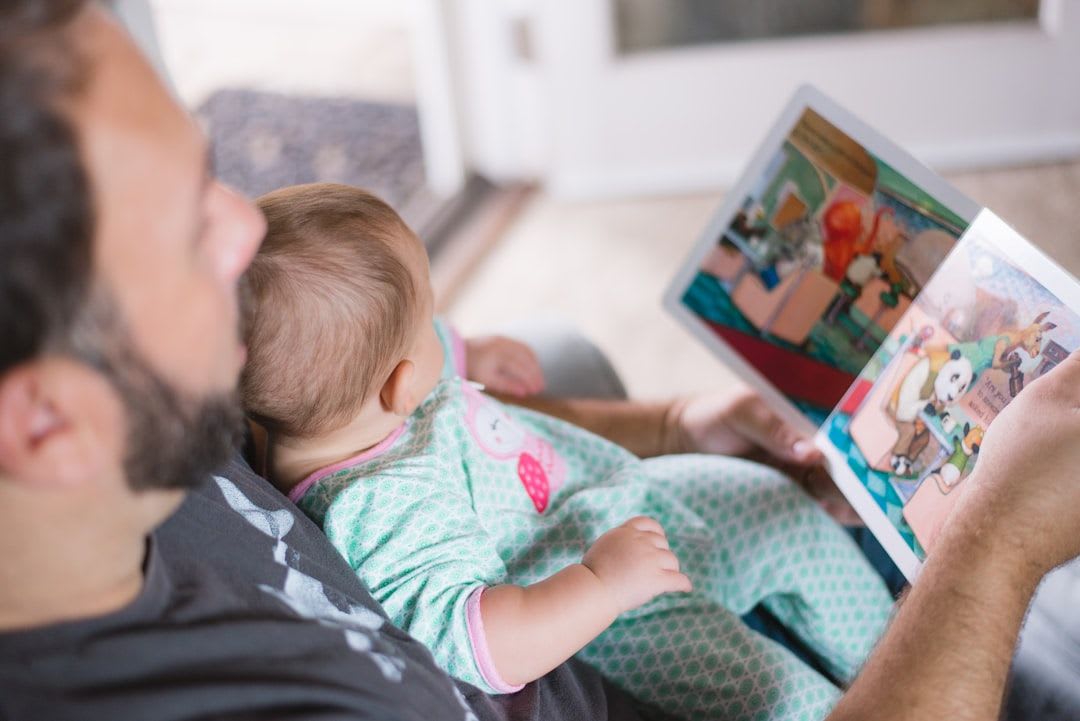 Eine liebevolle Abendroutine mit Buch und Bad, ein zentraler Bestandteil der Schlafberatung für ruhigen Babyschlaf. | Foto: Picsea