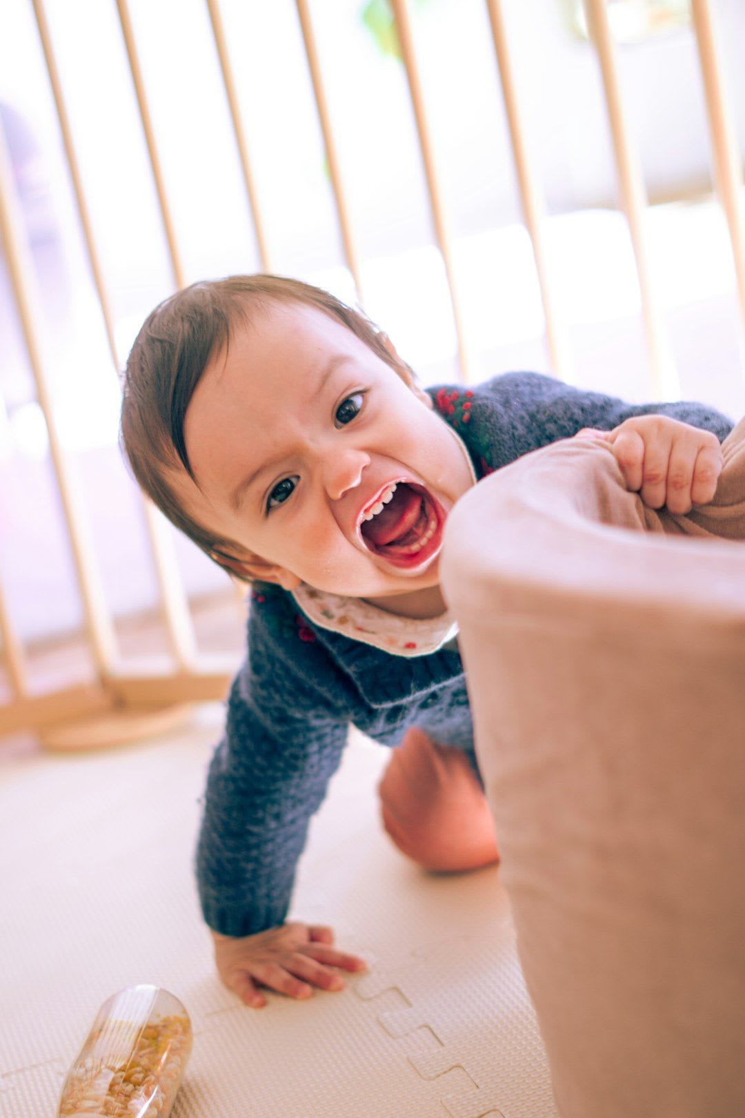 Eine große, weiche Aktivitätsspielmatte mit sensorischen Spielzeugen, die Bewegung und Erkundung fördert und die motorische Babyentwicklung vorantreibt. | Foto: Benjamin Patin