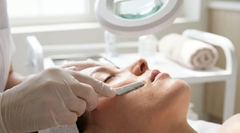 Dermaplaning Gesicht: Glatte Haut, Dein ultimativer Guide