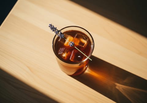 Blumig-inspirierte Cold Brews: Lavendel und Rose im Kaffee für den Frühling