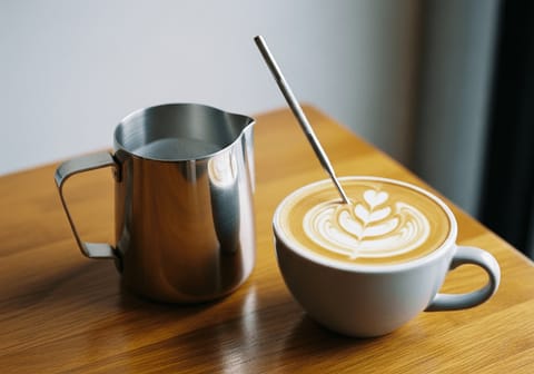 Latte Art Werkzeug: Brauchst du ein Pen-Set oder reicht das Kännchen?