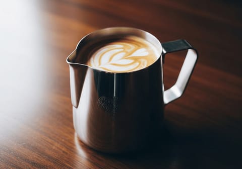 Milchkännchen für Latte Art: Das richtige Tool für deine Barista-Skills
