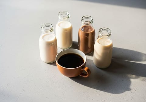 Personalisierter Kaffeegenuss: Dein Guide für Custom Coffee und die besten Milchalternativen