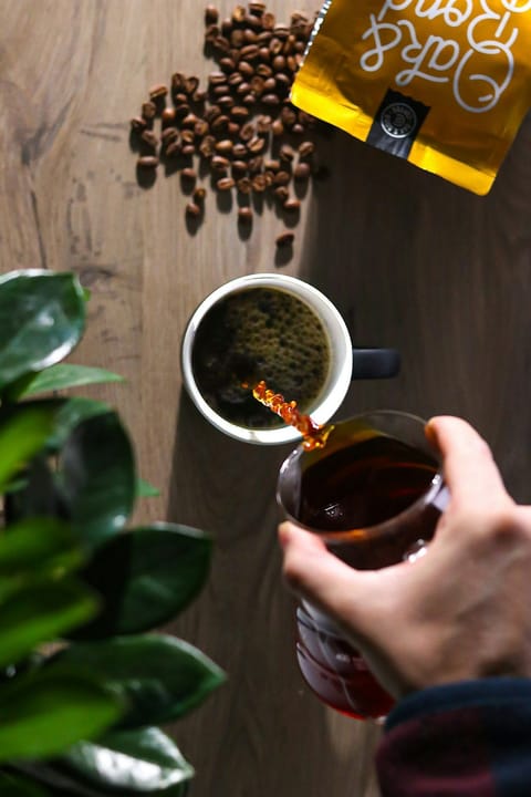 Kaffee und Zähne: Verfärbungen vermeiden ohne auf Genuss zu verzichten