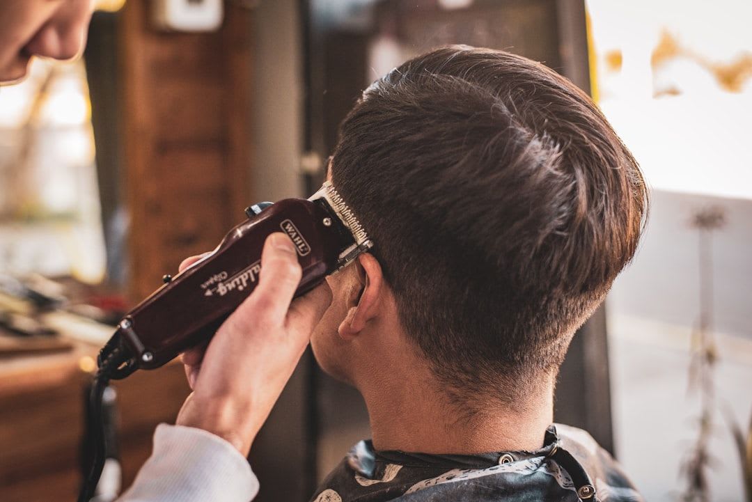 Ein Friseur schneidet einem Mann mit einer Haarschneidemaschine die Haare. | Foto: Agustin Fernandez