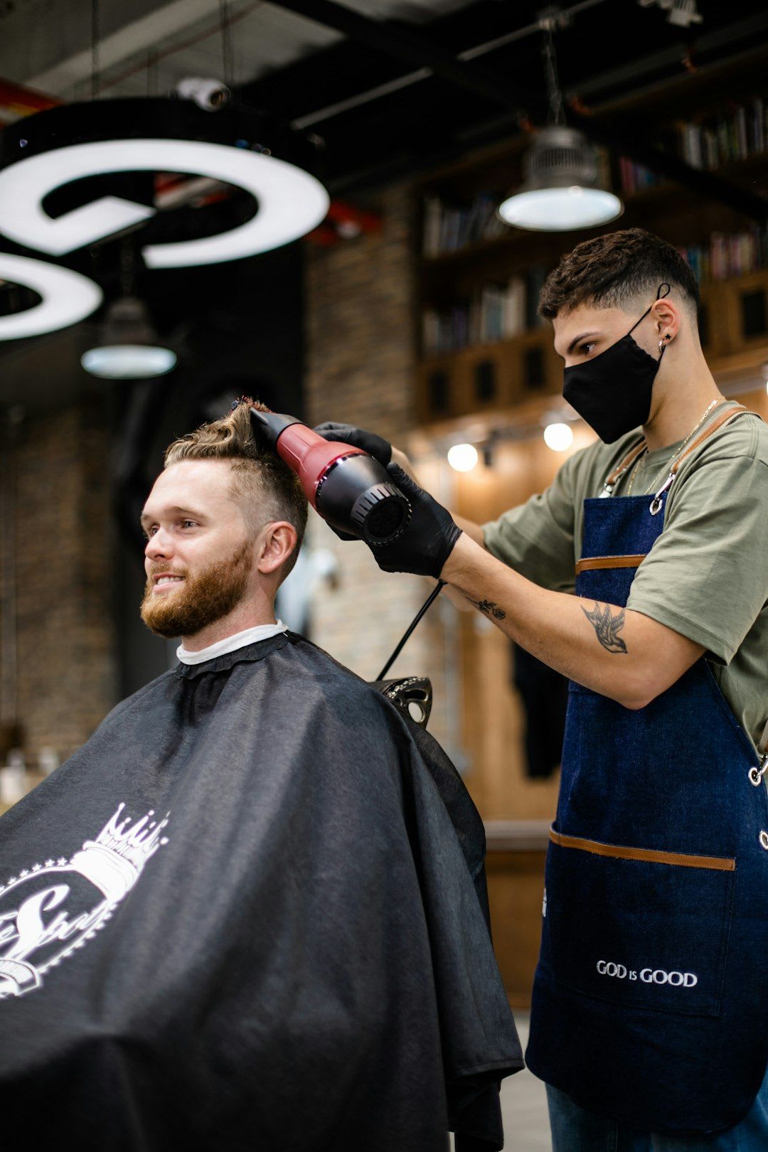 Die Integration der Gua Sha Stein Anwendung in die tägliche Pflegeroutine als Moment der Selbstfürsorge im Badezimmer. | Foto: delfina pan