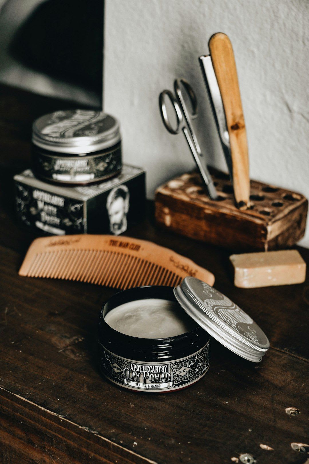 Stylingprodukte im Überblick: Eine Flasche Sea Salt Spray hilft Männern beim Haare stylen für mehr Volumen und Textur. | Foto: Apothecary 87