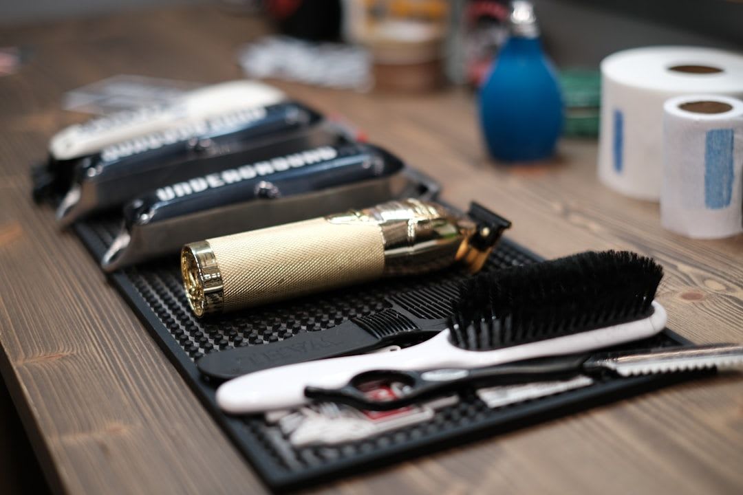 Die richtige Haarpflege als Basis, um Haare zu stylen: Ein Mann massiert eine Spülung für gesundes Haar ein. | Foto: Federico Tonini