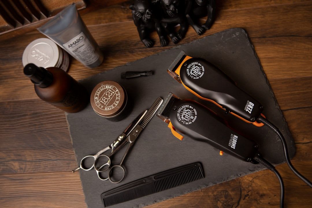 Die richtige Technik bei der Intimrasur für Männer: Hand führt einen Bodygroomer präzise, um Hautirritationen zu vermeiden. | Foto: Andrea Donato