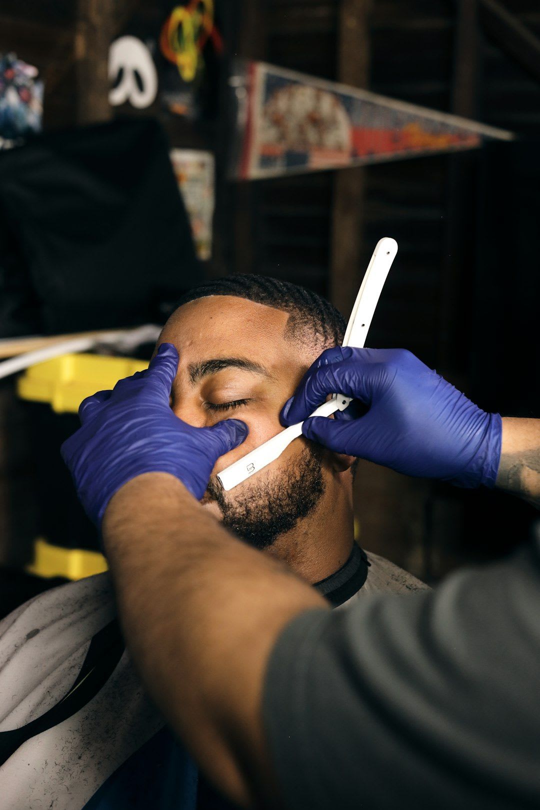 Visueller Vergleich von Microblading mit feinen Härchen (links) und klassischem Permanent Make-up mit Puder-Effekt (rechts). | Foto: Ace Maxwell