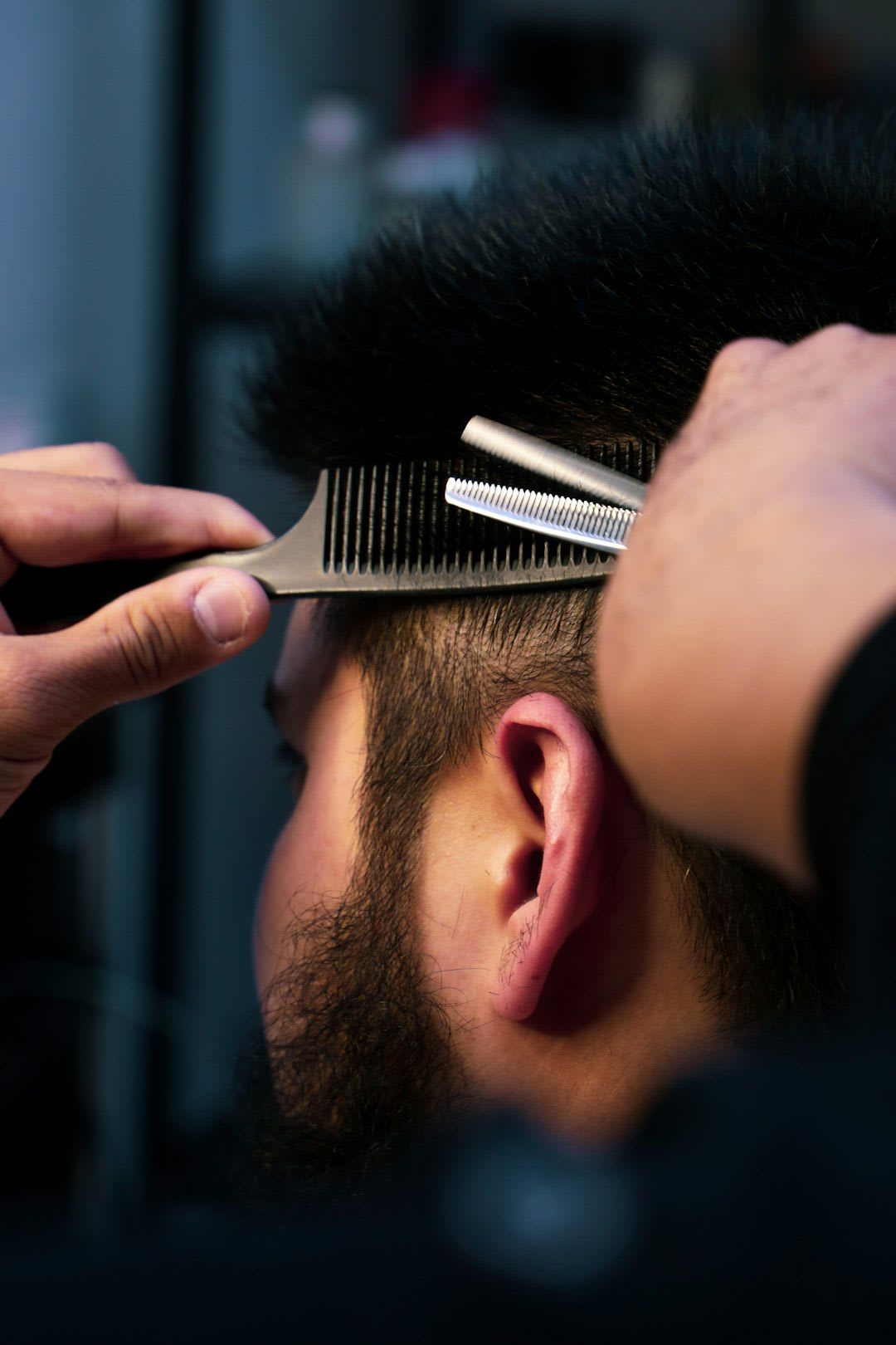 Nahaufnahme der Hauttextur nach dem Microneedling Zuhause, die eine realistische Verbesserung und Milderung feiner Linien zeigt. | Foto: Gulom Nazarov