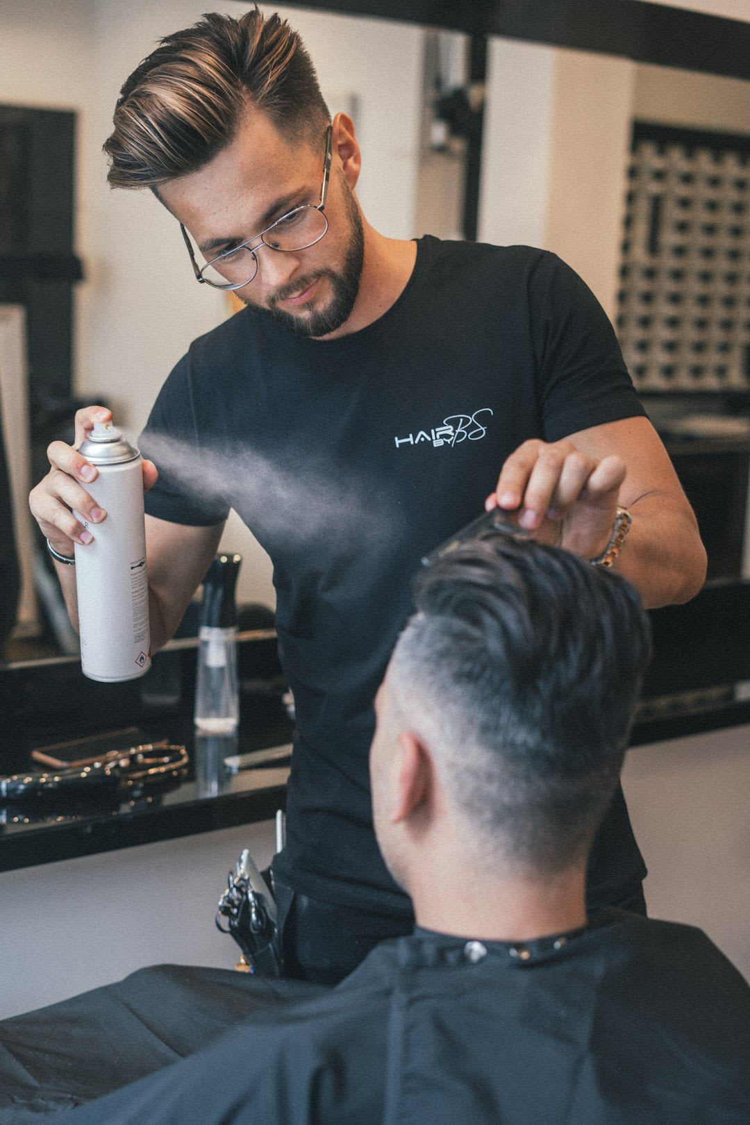 Eine Frau mit perfekt geschwungenen Wimpern nach dem erfolgreichen Wimpernlifting selber machen, das Ergebnis der richtigen Nachsorge. | Foto: Jeppe Mønster