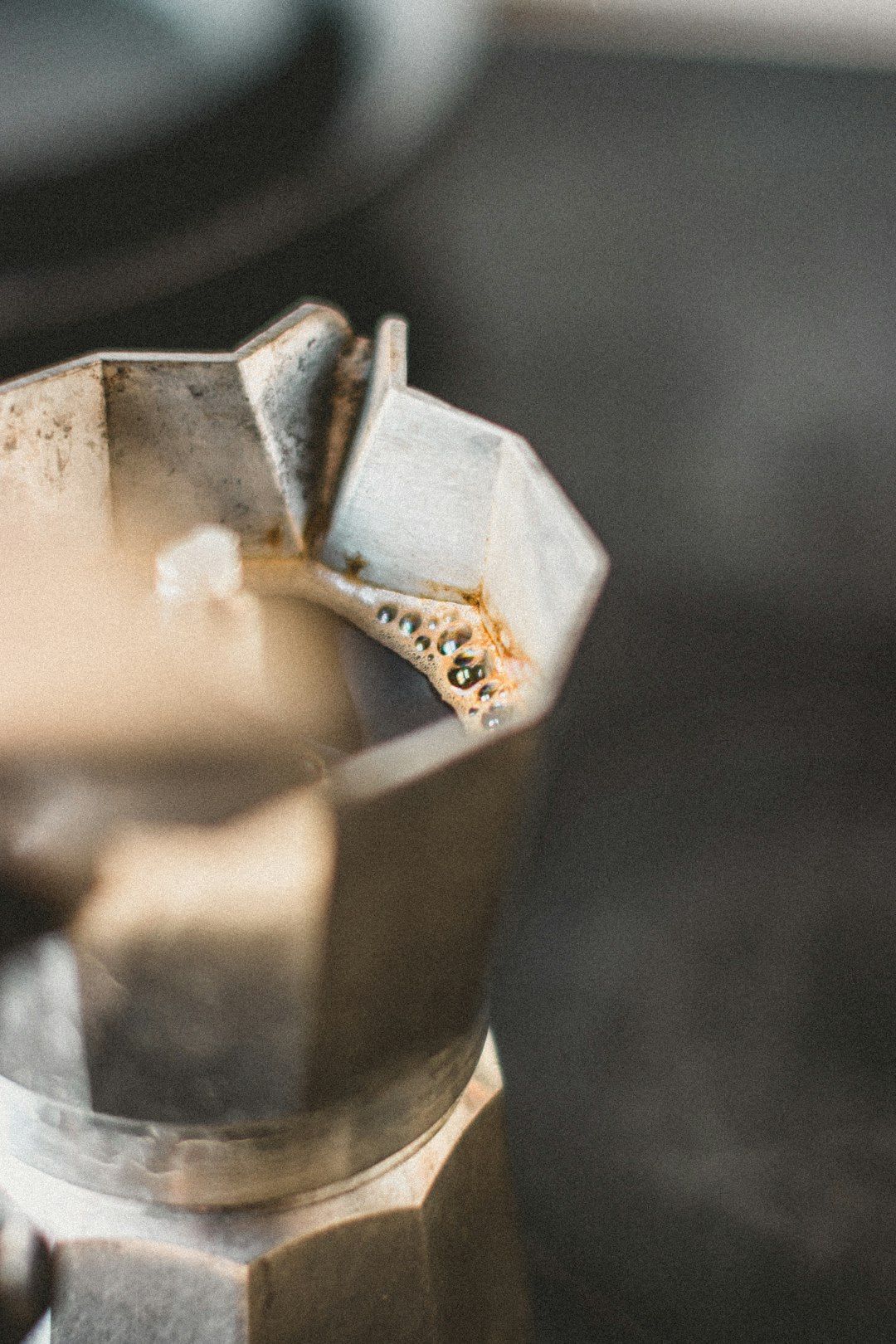 Schnittzeichnung eines Bialetti Espressokochers, die das Funktionsprinzip mit Wasserkammer, Kaffeefilter und Auffangbehälter zeigt. | Foto: max fuchs