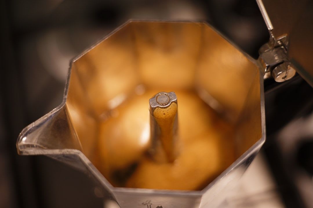 Die richtige Reinigung des Bialetti Espressokochers: Die drei demontierten Teile der Kanne trocknen auf einem Küchentuch. | Foto: Rabin Mukerjea