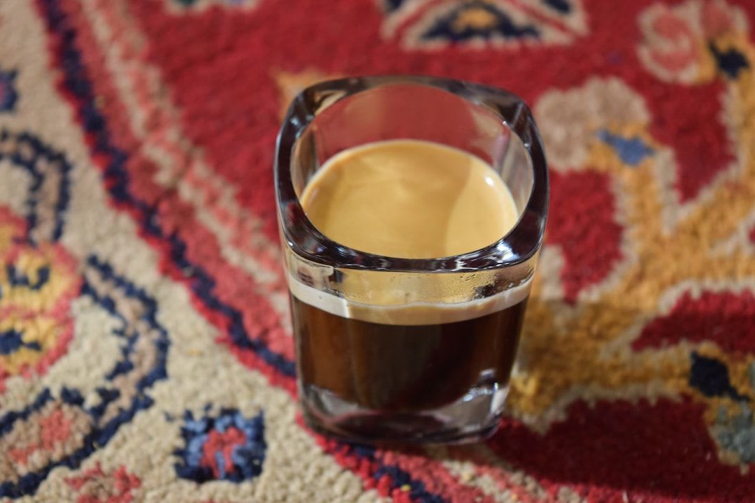Zwei Gläser Kaffee zur Demonstration der Extraktion, die den Unterschied zwischen Säure vs. Bitterkeit im Geschmack bestimmt. | Foto: Mahdi Dastmard