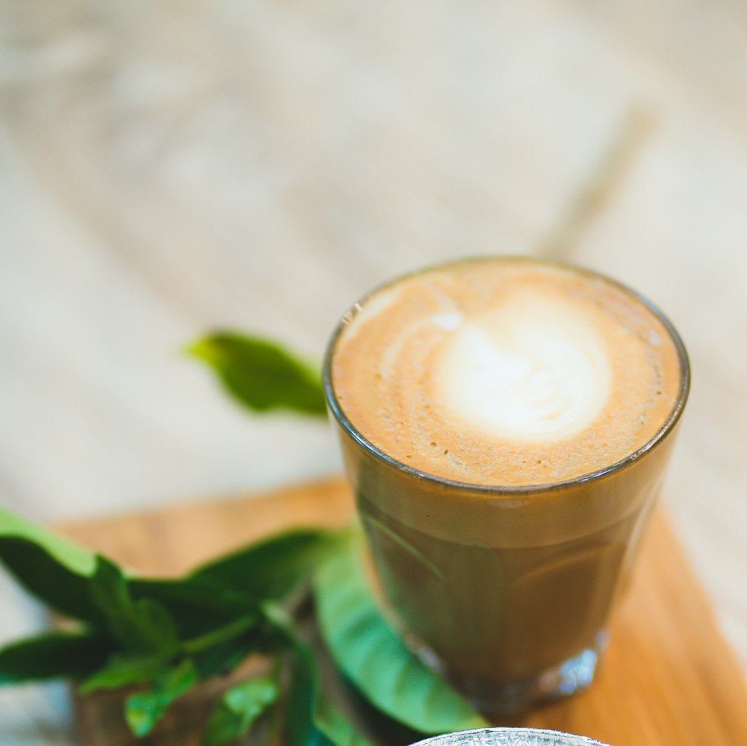 Alternativen zu Bulletproof Coffee: Verschiedene funktionale Kaffees wie Protein Kaffee und Pilzkaffee im Vergleich auf einem Tablett. | Foto: Hiang Kanjinna