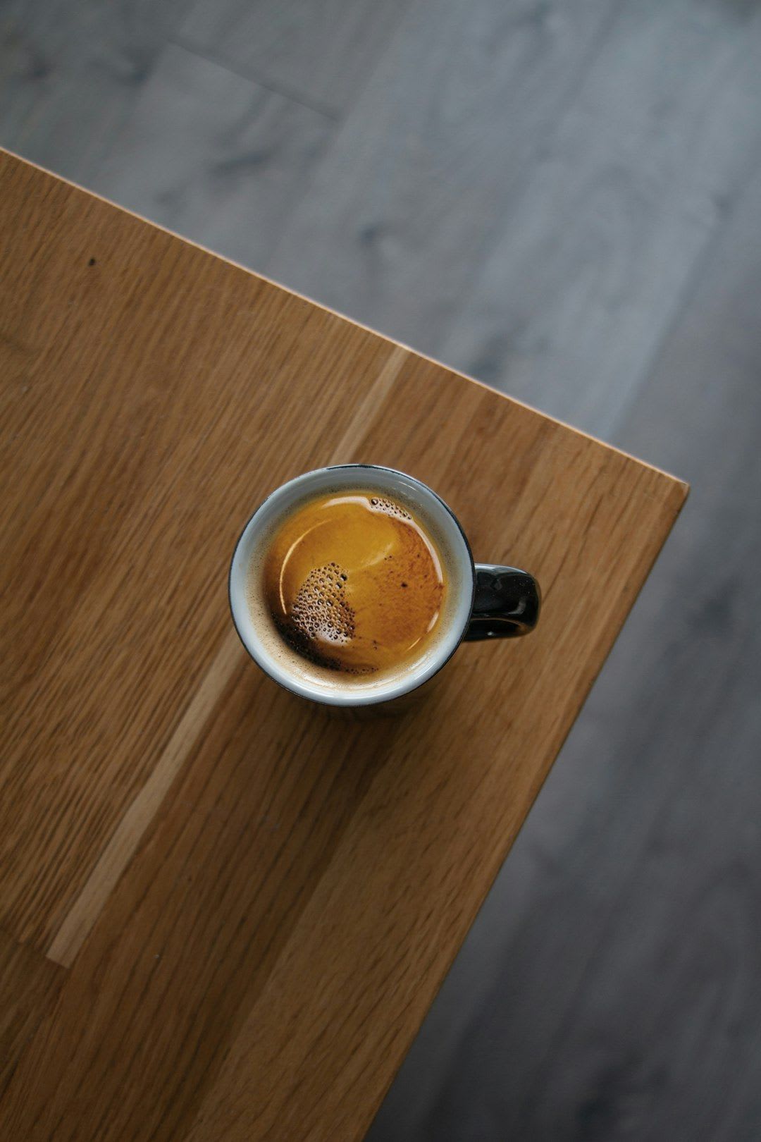 Das Cappuccino Assassine Meme: Ein Löffel schlägt in einen perfekten Milchschaum ein und zerstört die Latte Art. | Foto: Yulia Matvienko