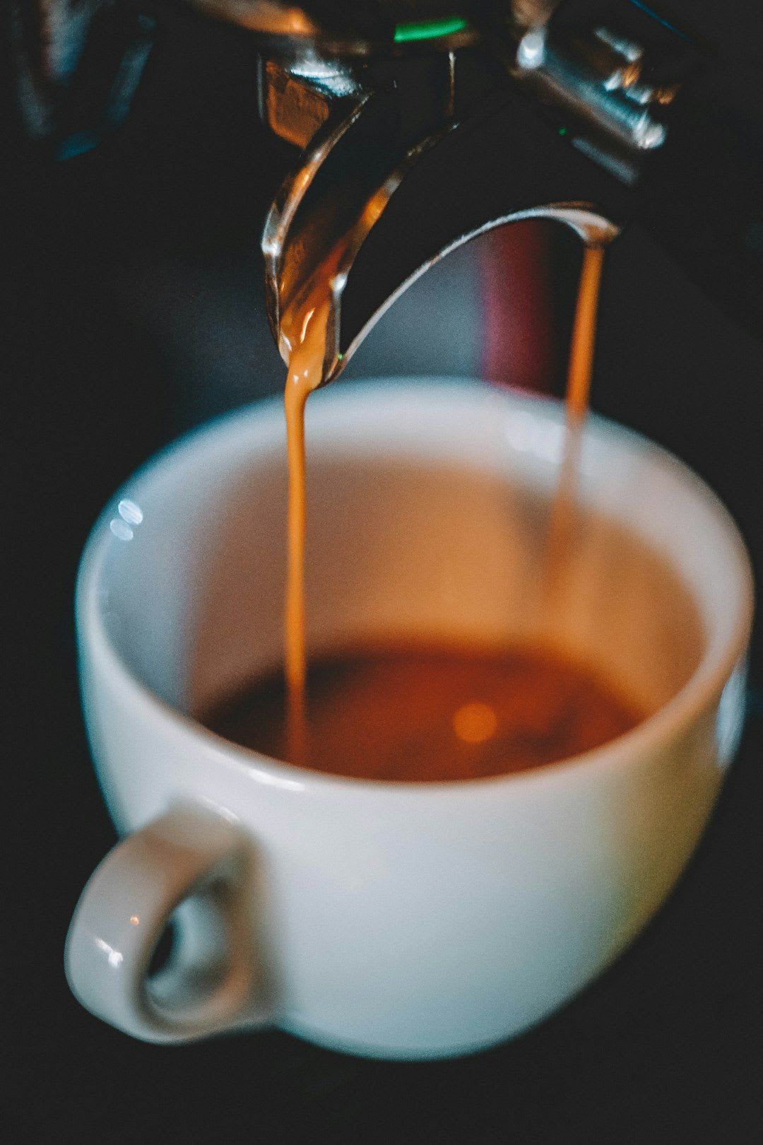 Ein humorvoller Blick auf eine Person, die mit einem Löffel einen Cappuccino dramatisch bedroht. | Foto: Shml Shma