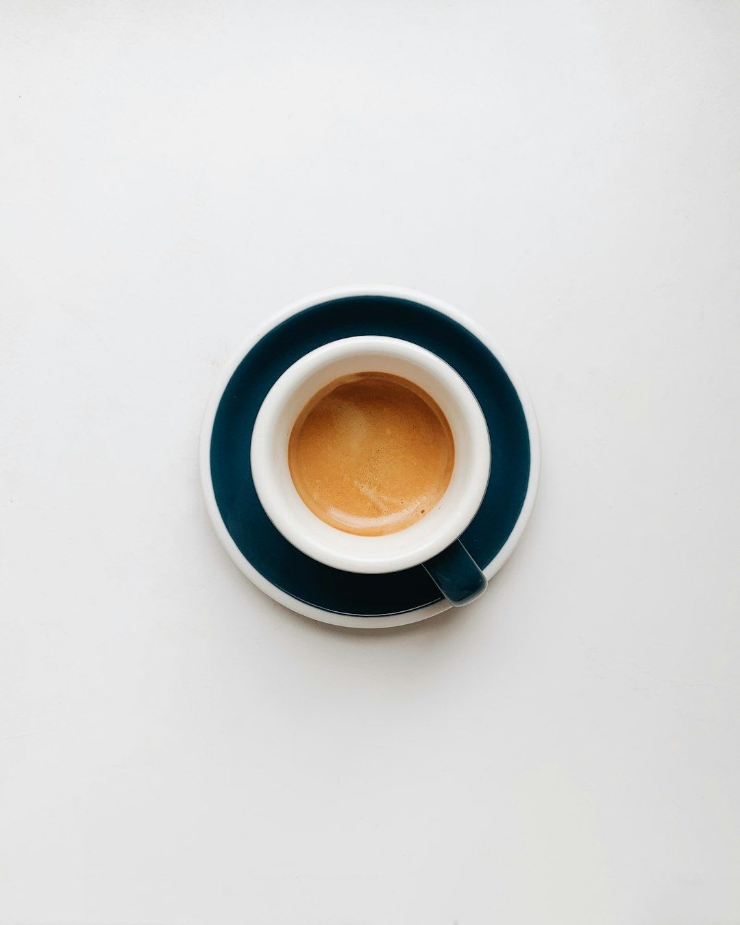 Die Kunst des kalorienarmen Cappuccinos: Barista gießt aufgeschäumte Mandelmilch für einen leichten Schaum in die Tasse. | Foto: Irene Kredenets