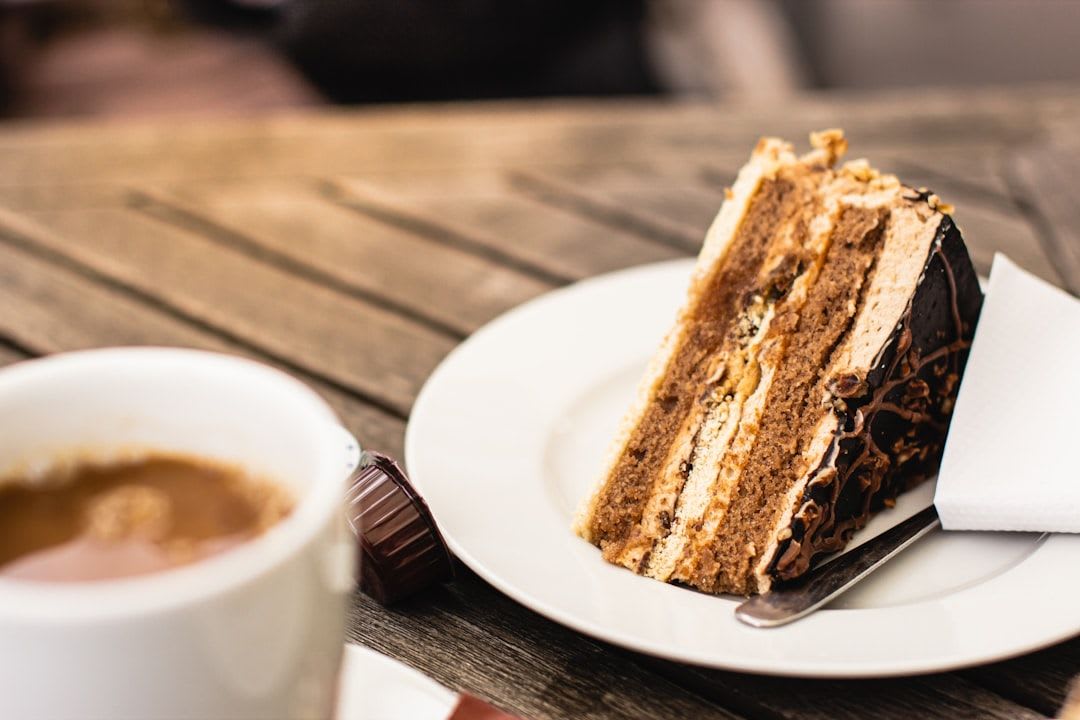 Rustikale Cappuccino Torte mit Schokoraspeln, eine herzhafte Variante für gemütliche Anlässe und den perfekten Genuss. | Foto: Crazy Cake
