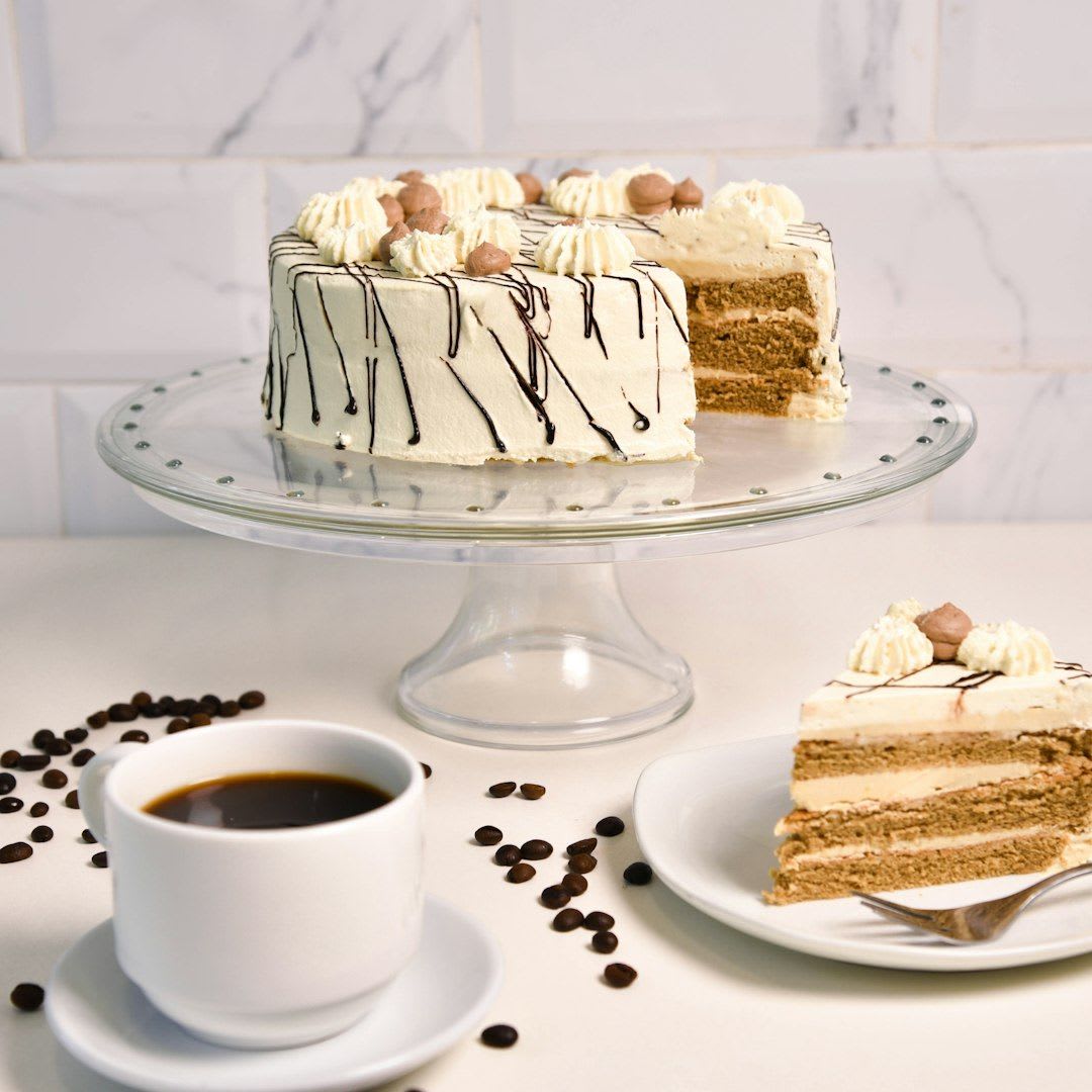 Elegante Cappuccino Torte mit Spiegelglasur, eine festliche Anpassung für einen besonderen Anlass und Kaffeeliebhaber. | Foto: Christian Dala