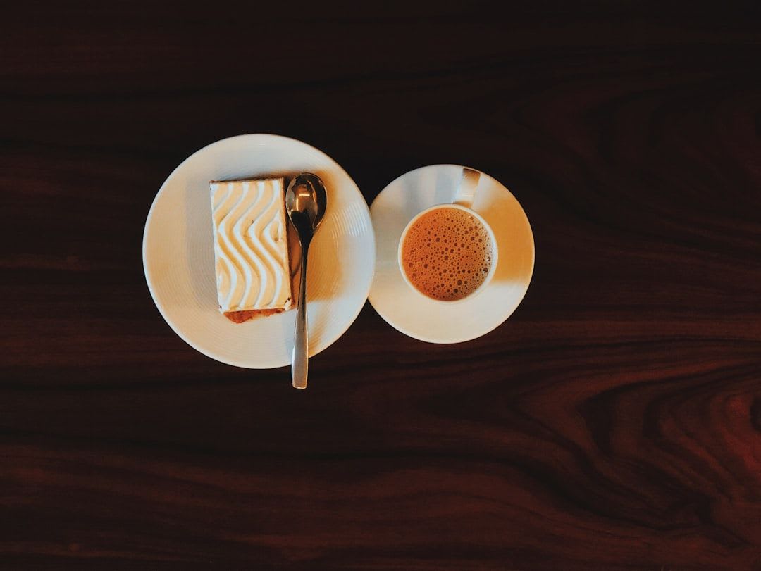 Ein Stück Cappuccino Torte, kunstvoll dekoriert mit frischen Beeren und Minze für einen überraschenden, frischen Akzent. | Foto: Ajmal MK