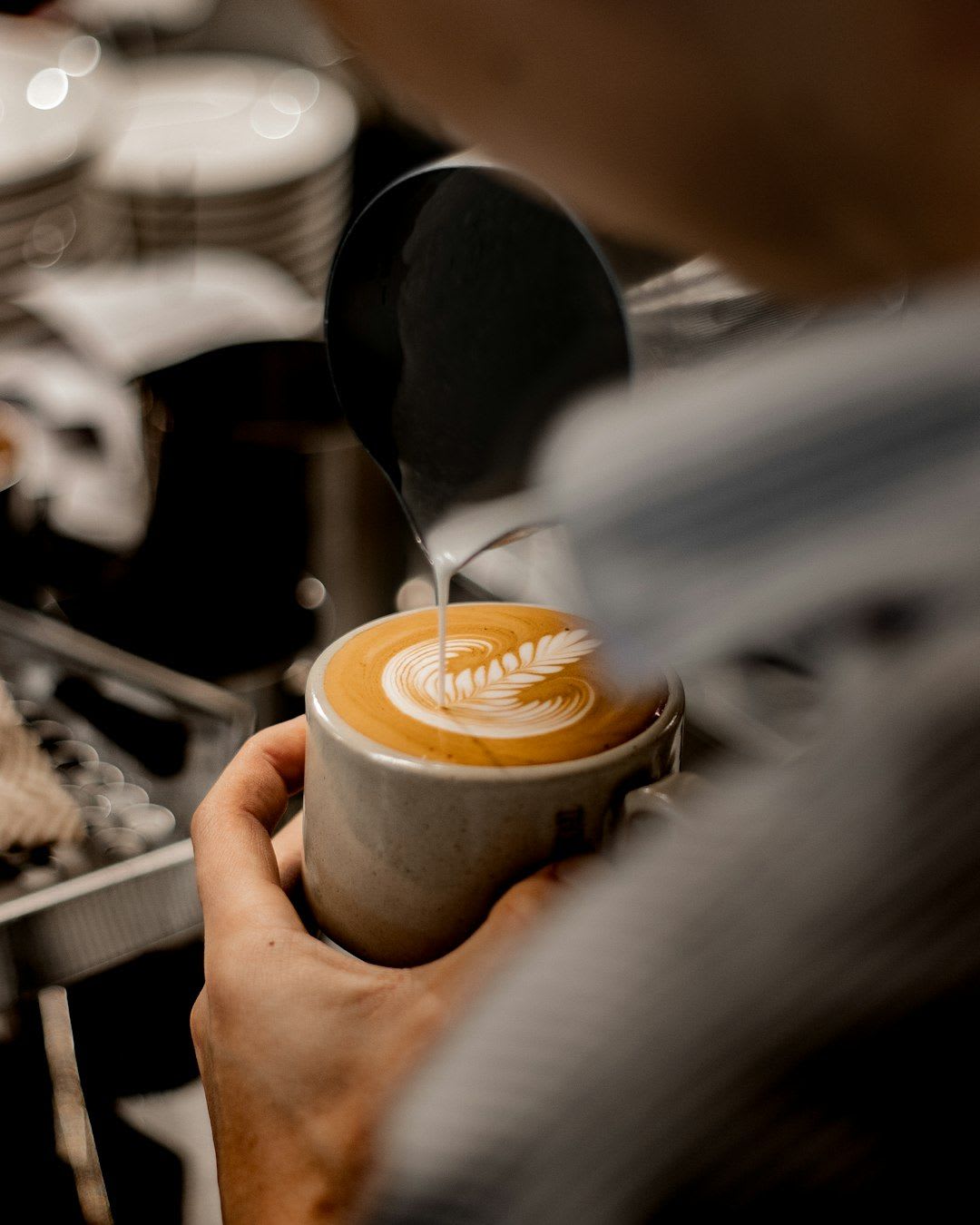 Nahaufnahme der perfekten Latte Art eines Flat White, die den seidigen, glänzenden Mikroschaum im Vergleich zum Cappuccino zeigt. | Foto: Say S.