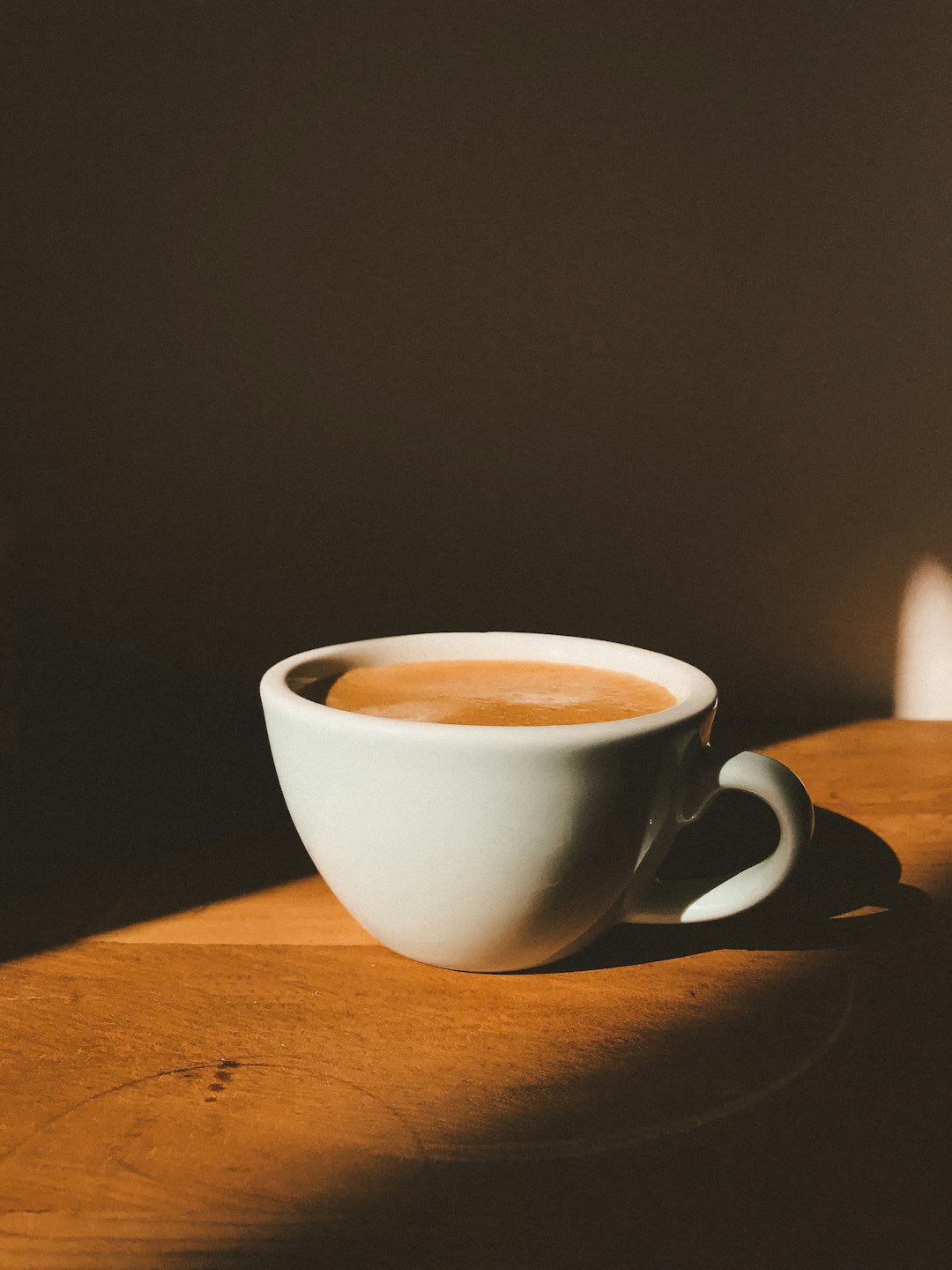 Herstellung von Coffbucha Schritt 1: Gekühlter, fermentierter Kaffee wird in ein Gärglas mit dem SCOBY gegossen. | Foto: L.D.I.A