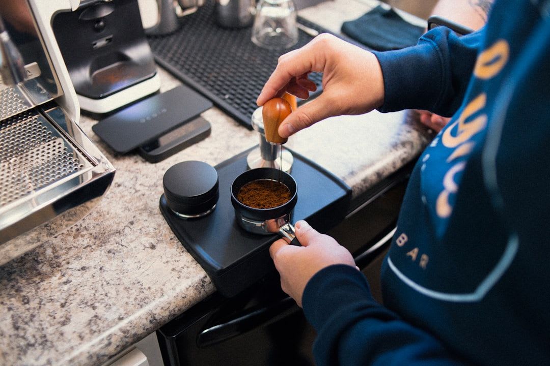 Verkostung beim Kaffee Cupping Zuhause, bei der der Kaffee vom Löffel geschlürft wird, um Aromen zu bewerten | Foto: Ryan Spaulding