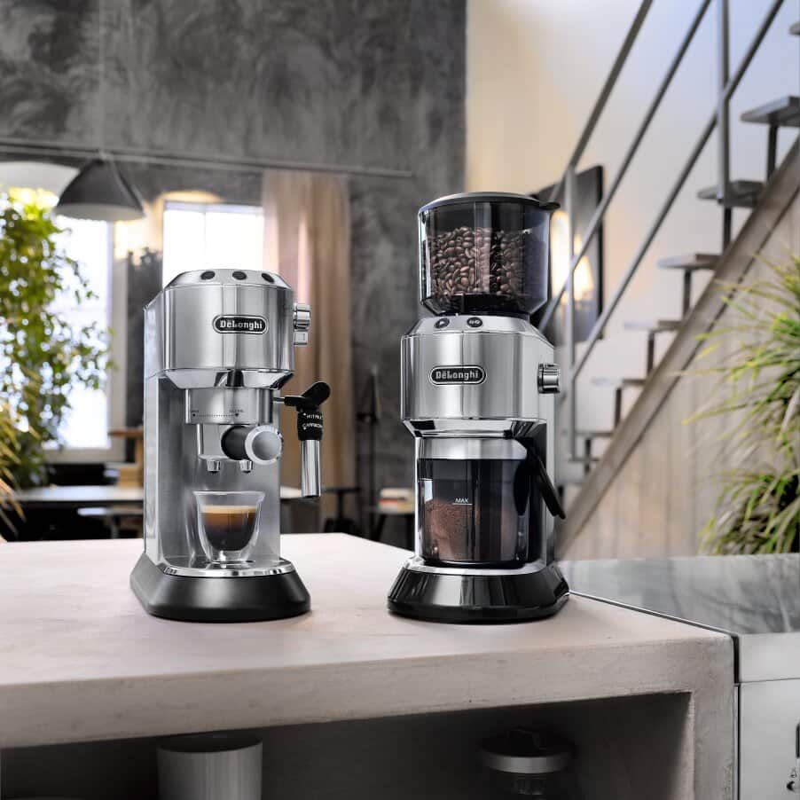 De'Longhi Dedica mit elektrische Kaffeemühle ECKG6821.M Silber