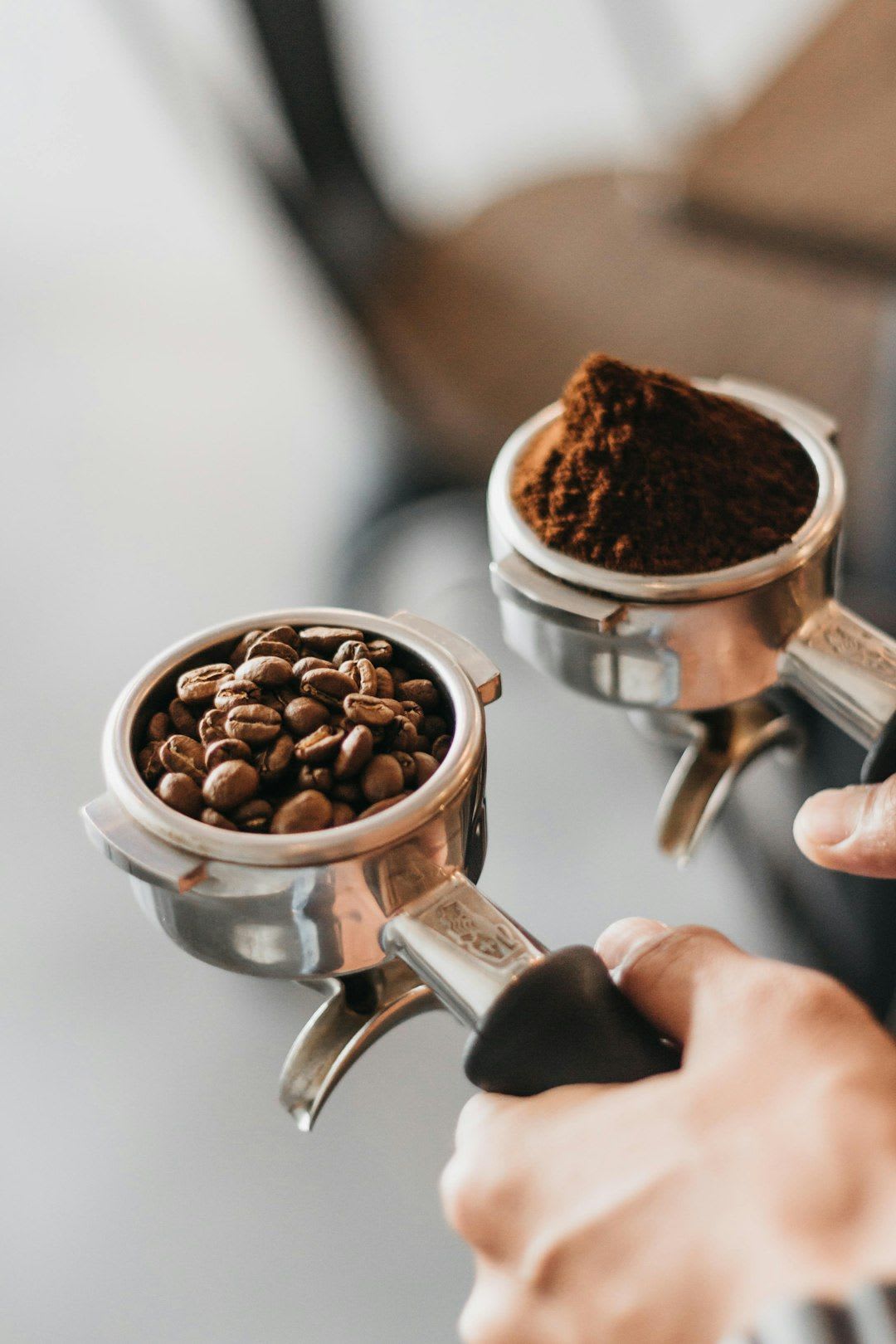 Hochwertige Kaffeebohnen und der richtige Mahlgrad sind die Basis für einen exzellenten De'Longhi Cappuccino. | Foto: Zarak Khan