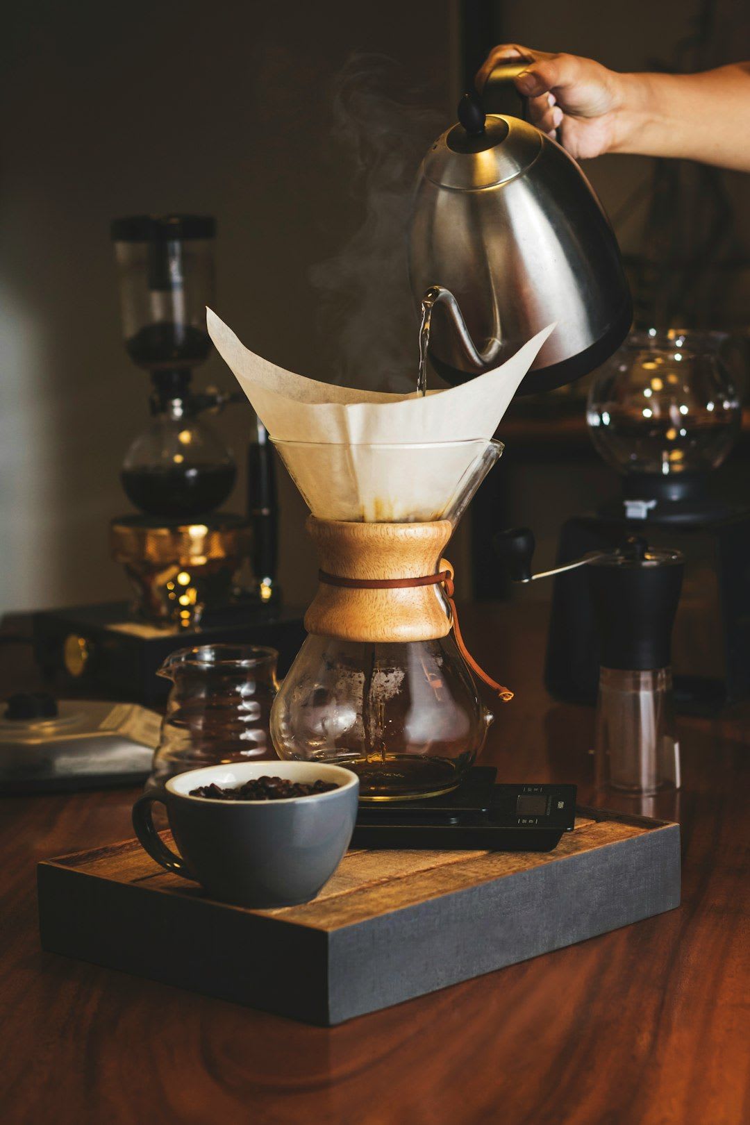 Frisches, gefiltertes Wasser wird in den Wassertank einer DeLonghi Kaffeemaschine gefüllt, wichtig für die Kaffeestärke. | Foto: Eiliv Aceron