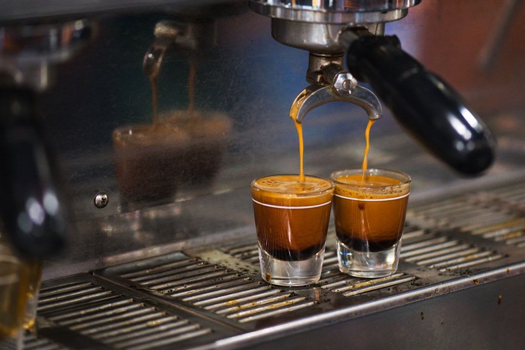 Regelmäßige Pflege der Brühgruppe einer DeLonghi Maschine ist entscheidend, um konstant die richtige Kaffeestärke zu erzielen. | Foto: Kevin Butz