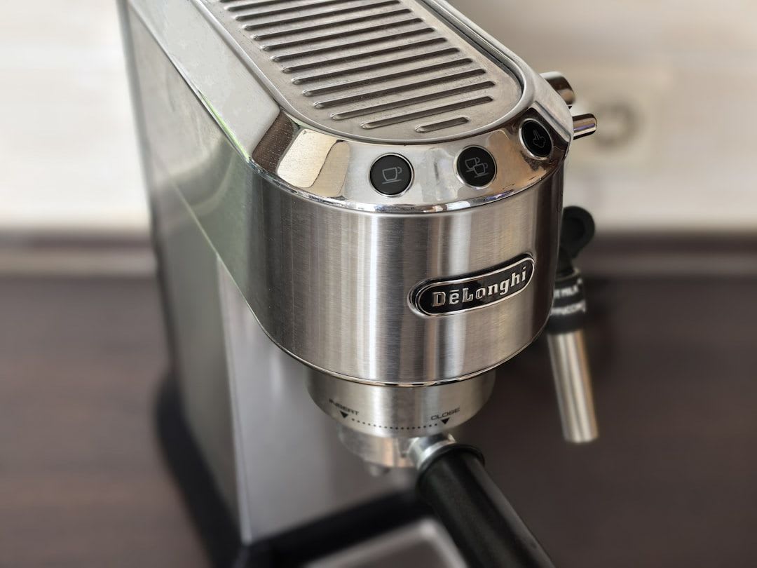 Nahaufnahme einer Espressomaschine von DeLonghi mit Siebträger. | Foto: Andrey Matveev
